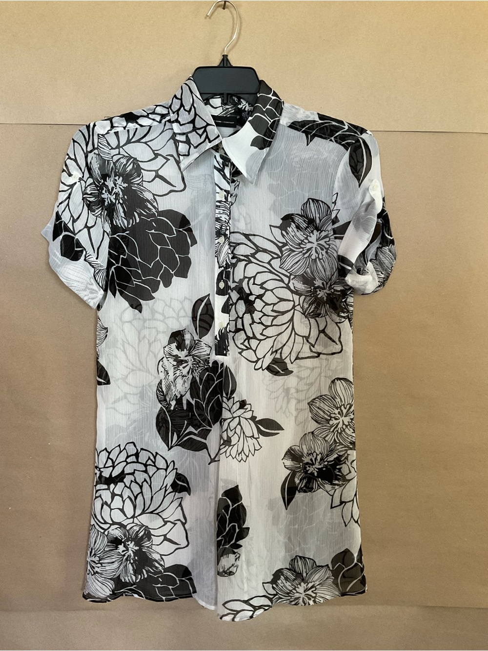 New York & Company Black & White Floral Short-Sleeve top. Size L.